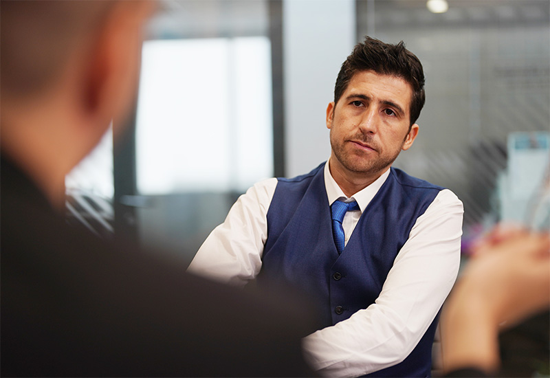 businessmiehet keskustelemassa riitatilanteessa