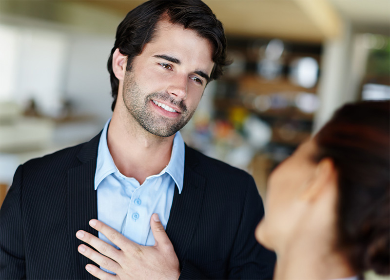 mies ja nainen tapaamassa sovinnollisesti